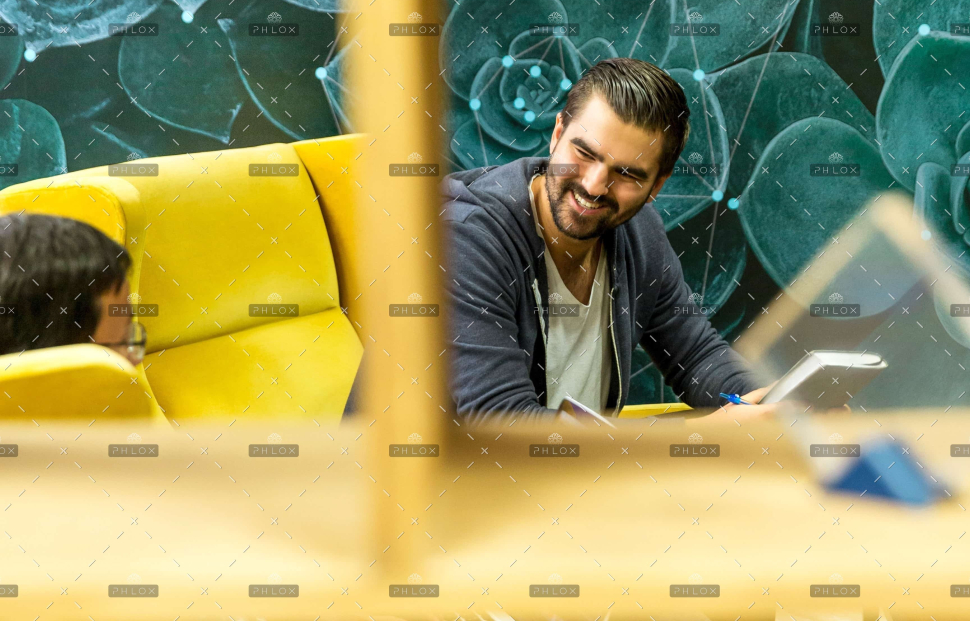 demo-attachment-421-op_linkedin-sales-navigator-hrhjn6ZTgrM-unsplash